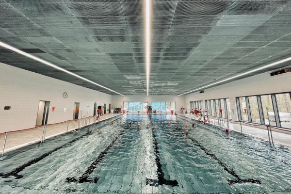 Grundschule mit Schwimmhalle